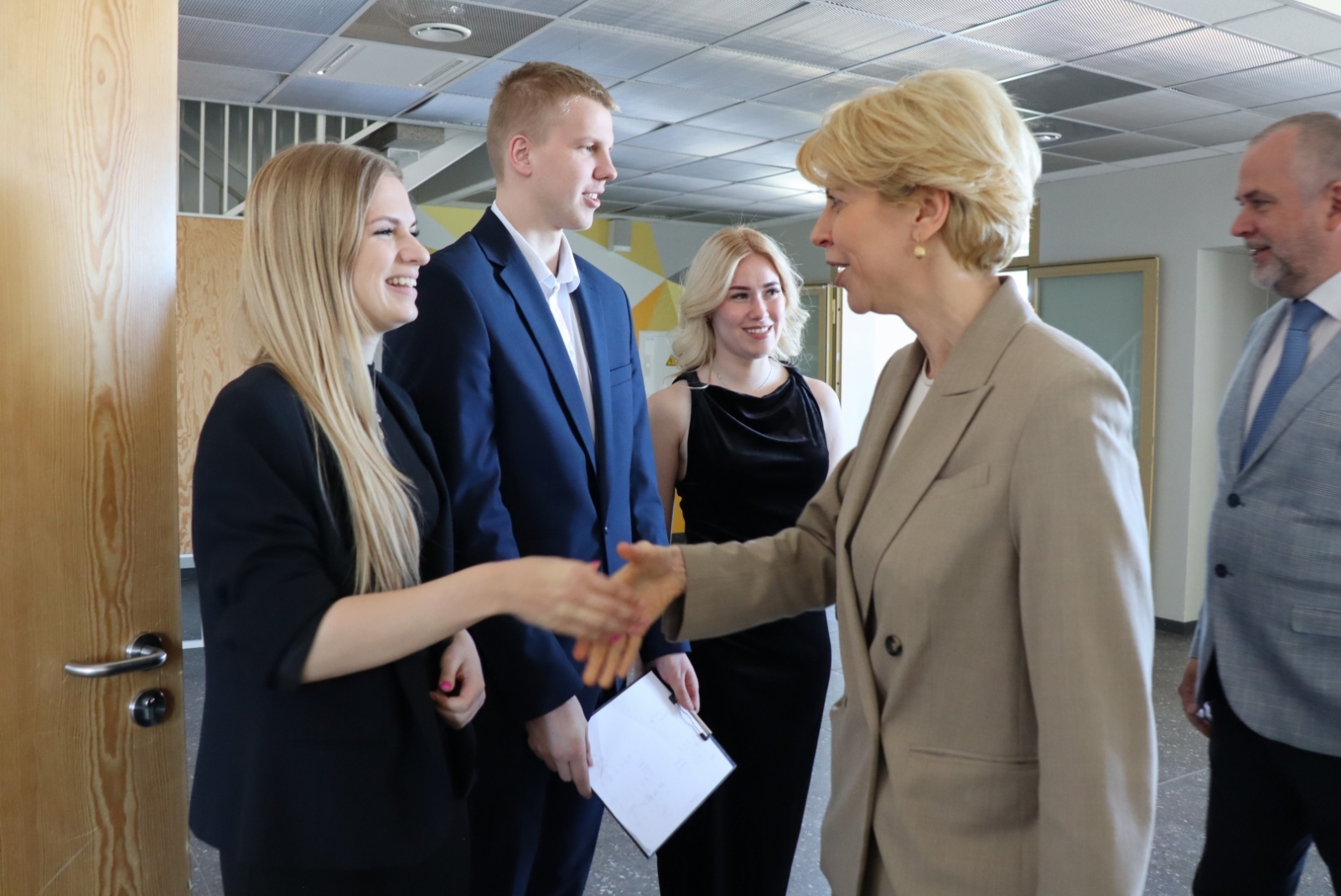 Izglītības un zinātnes ministre reģionālajā vizītē apmeklēja Valmieras novada skolas