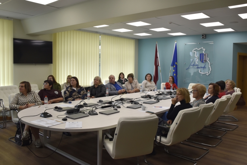 Semināra dalībnieki piedalās diskusijā pašvaldības telpā 