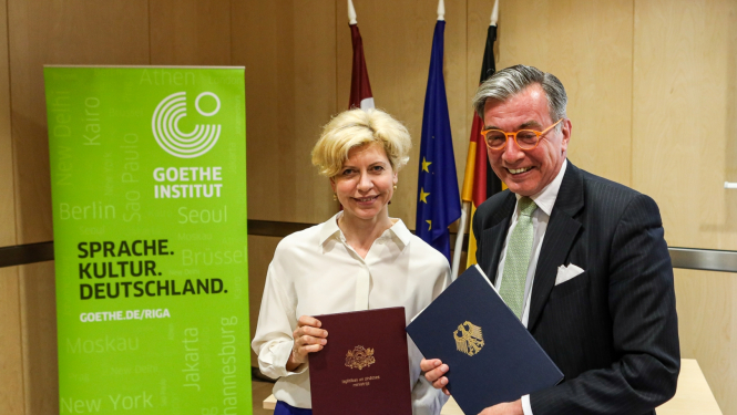 Izglītības un zinātnes ministre Anda Čakša un Vācijas Federatīvās Republikas vēstnieks Latvijā Kristians Helts