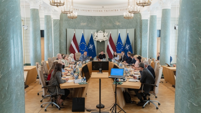 Latvijas Nacionālās sporta padomes sēdes darba grupa, cilvēki strādā pie galda
