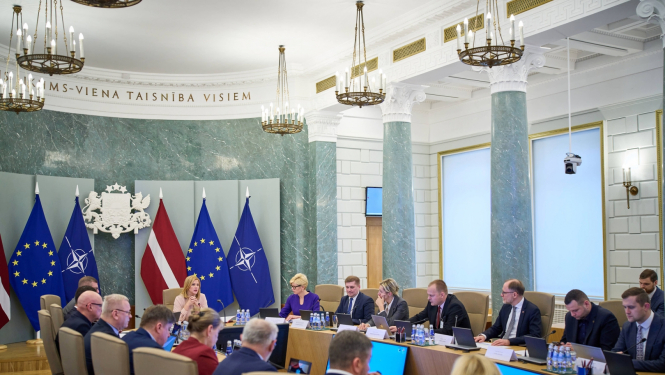 Latvijas Nacionālās sporta padomes sēde; sēdes dalībnieki sēž ap galdu Ministru kabineta zālē