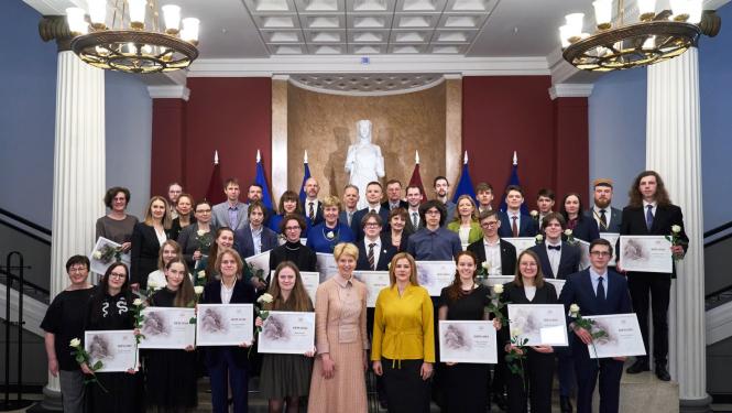 Par augstiem mācību sasniegumiem apbalvoto izcilāko Latvijas jauniešu un viņu pedagogu kopbilde, centrā stāv Ministru prezidente Evika Siliņa un izglītības un zinātnes ministre Anda Čakša