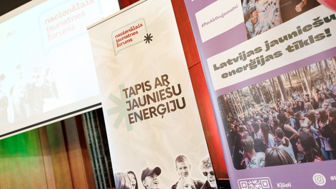 Nacionālā jaunatnes foruma baneri