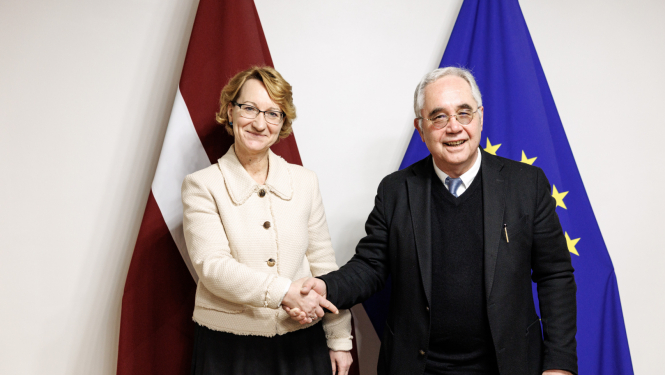 Izglītības un zinātnes ministre Dace Melbārde un Eiropas Kodolpētniecības centra (CERN) padomes prezidents, profesors Kostas Fontas (Costas Fountas)