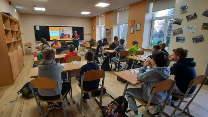 Daugmales pamatskolas skolēni klasē