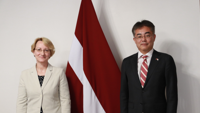 izglītības un zinātnes ministre Dace Melbārde un Japānas vēstnieks Latvijā Kensuke Jošidu