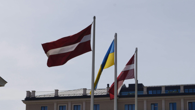 Latvijas un Ukrainas karogi