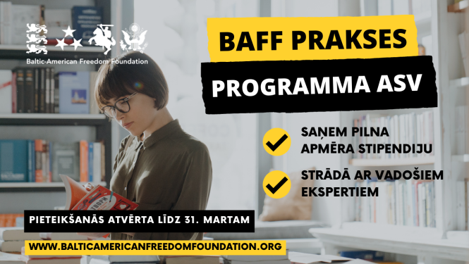 studente lasa grāmatu