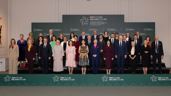 Eiropas Savienības izglītības ministri un delegāciju pārstāvji kopīgā fotogrāfijā neformālās ministru sanāksmes laikā Dublinā.