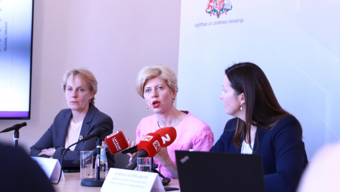 Preses konferencē pie galda sēž izglītības un zinātnes ministre Anda Čakša, IZM Pieaugušo un profesionālās izglītības departamenta direktore Baiba Bašķere un izglītības un zinātnes ministres padomniece politiku izstrādes un ieviešanas jautājumos Karīna Caunīte-Orupe