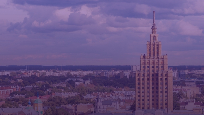 Skats uz Rīgas ēkām. Redzama Latvijas Zinātņu akadēmija. 