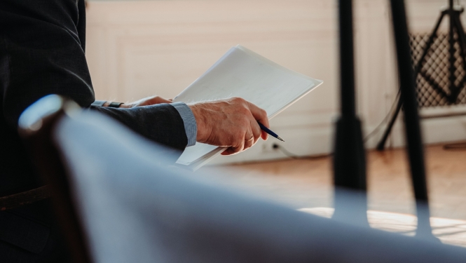 Persona klausās runu un veic pierakstus uz papīra