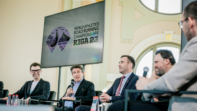 preses konferencē