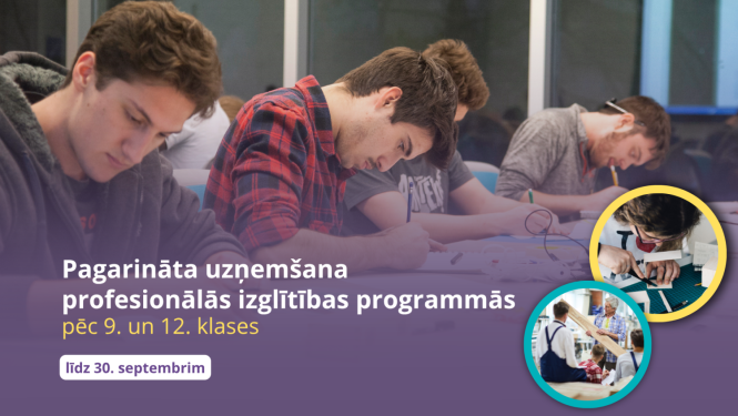 Skolēni raksta uz lapām. Tekstā - "Pagarināta uzņemšana profesionālās izglītības programmās pēc 9. un 12. klases līdz 30. septembrim."