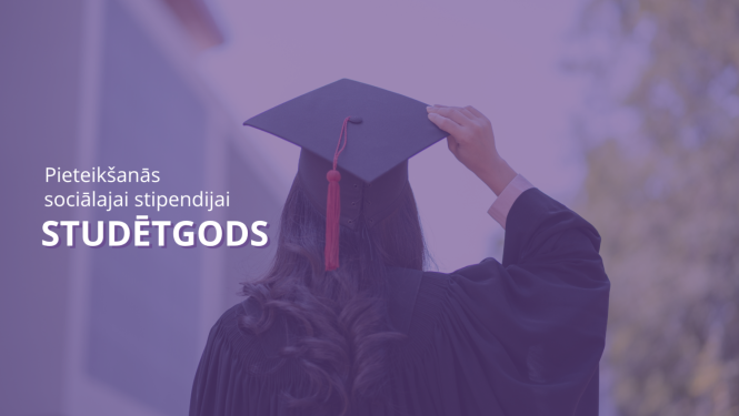 Sieviete absolventa ar uzvilktu absolventa cepuri. Tekstā "Pieteikšanās sociālajai stipendijai StudētGods"