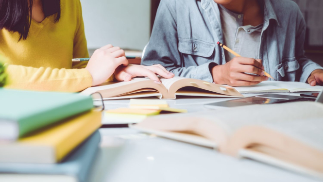 Studenti mācās