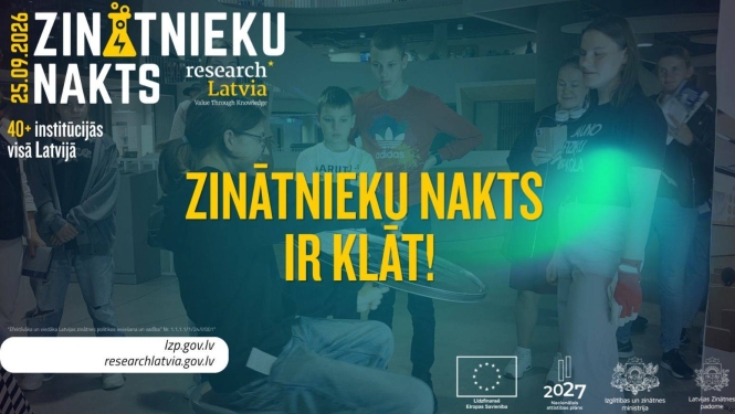 Cilvēki pēta kā zinātniece atrāda eksperimentu. Tekstā "25.09.2026. - Zinātnieku nakts ir klāt!"