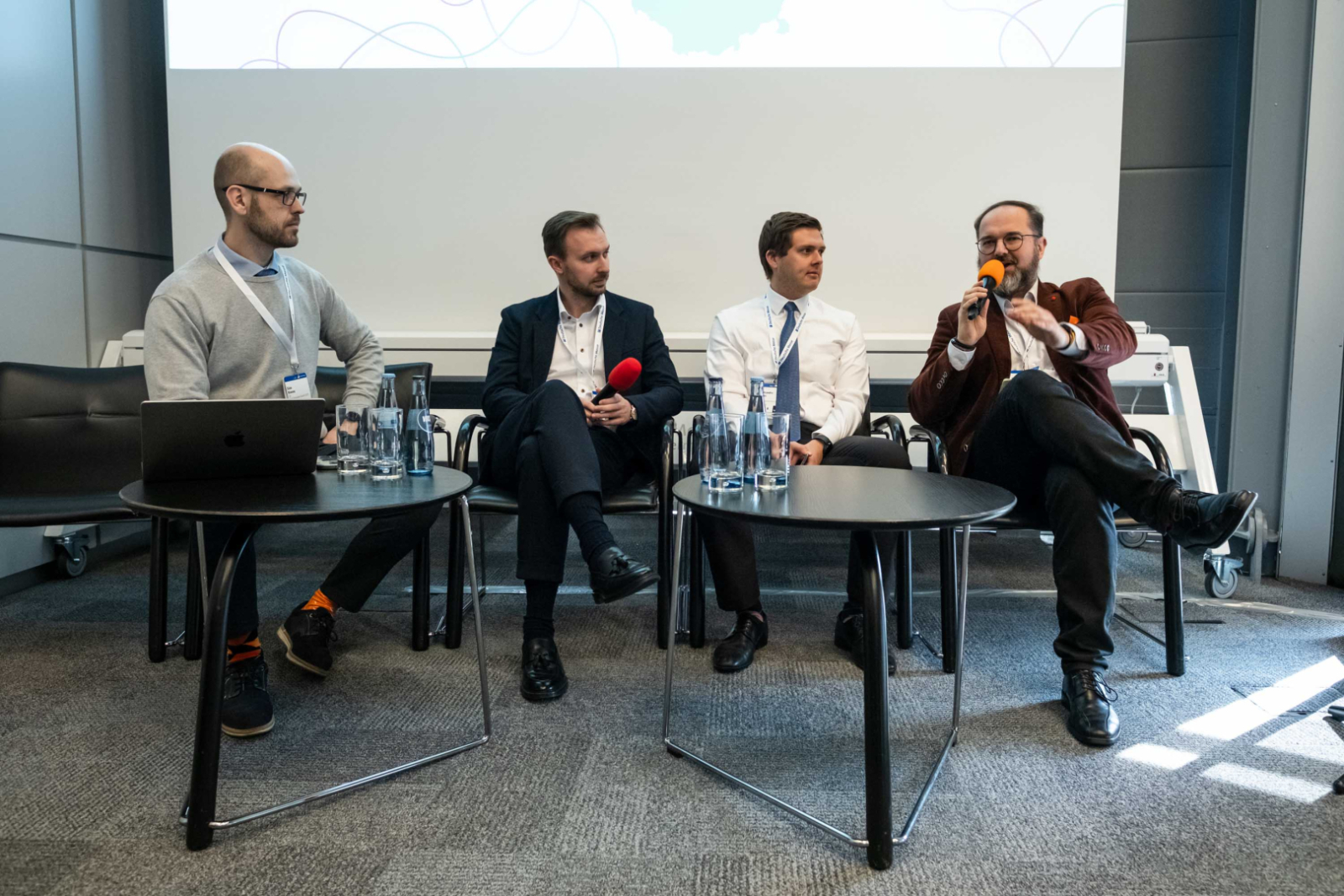 Paneļdiskusija “Nākotnes inovācijas – Baltijas valstu perspektīva”. No kreisās: moderators Sīms Kinnass (Siim Kinnas), Igaunijas pārstāvis Sīms Ēriks Akermans (Siim Erik Akermann), Latvijas pastāvīgās pārstāvniecības ES padomnieks pētniecības un kosmosa jautājumos Aleksandrs Mārtiņš Blūms, Lietuvas pārstāvis Tadas Tumens (Tadas Tumėnas). Publicitātes foto: EUREKA.
