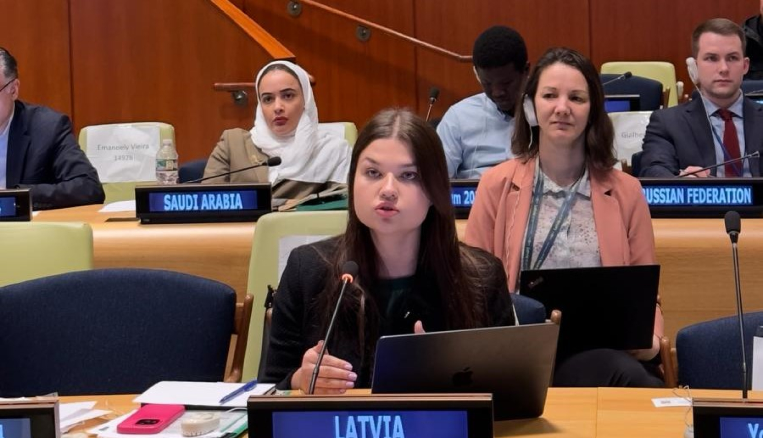 Parlamentārā sekretāre Silvija Reinberga saka uzrunu forumā