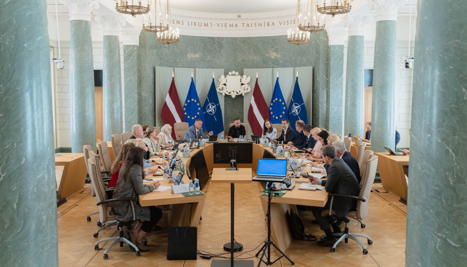 Latvijas Nacionālās sporta padomes sēdes darba grupa, cilvēki strādā pie galda