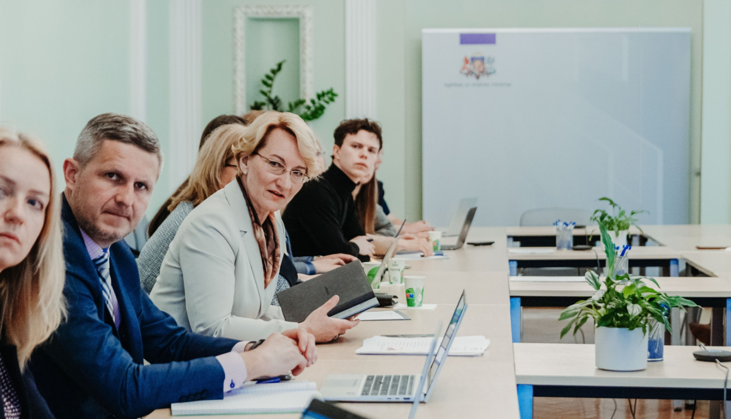Izglītības un zinātnes ministre Dace Melbārde un IZM darbinieki Jaunatnes konsultatīvās padomes sēdē