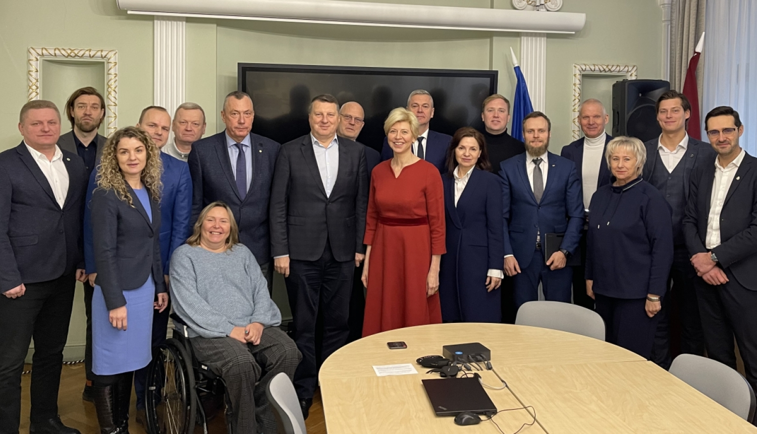ministre kopā ar sporta federāciju pārstāvjiem pozē bildei