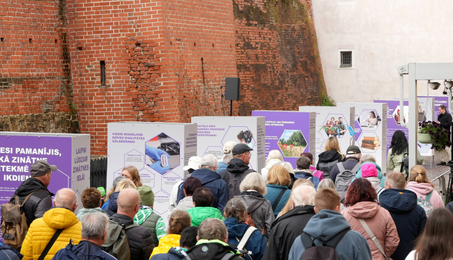 Rīgā, Torņa ielā, apskatāmā brīvdabas izstāde “Zinātnes iela”. (No 2025. gada 25. septembra līdz 22. oktobrim)