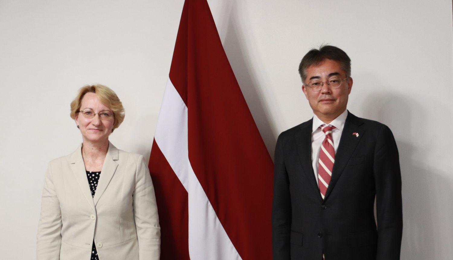 izglītības un zinātnes ministre Dace Melbārde un Japānas vēstnieks Latvijā Kensuke Jošidu