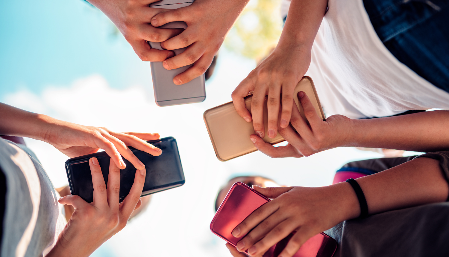 Cilvēki tur rokās mobilos telefonus