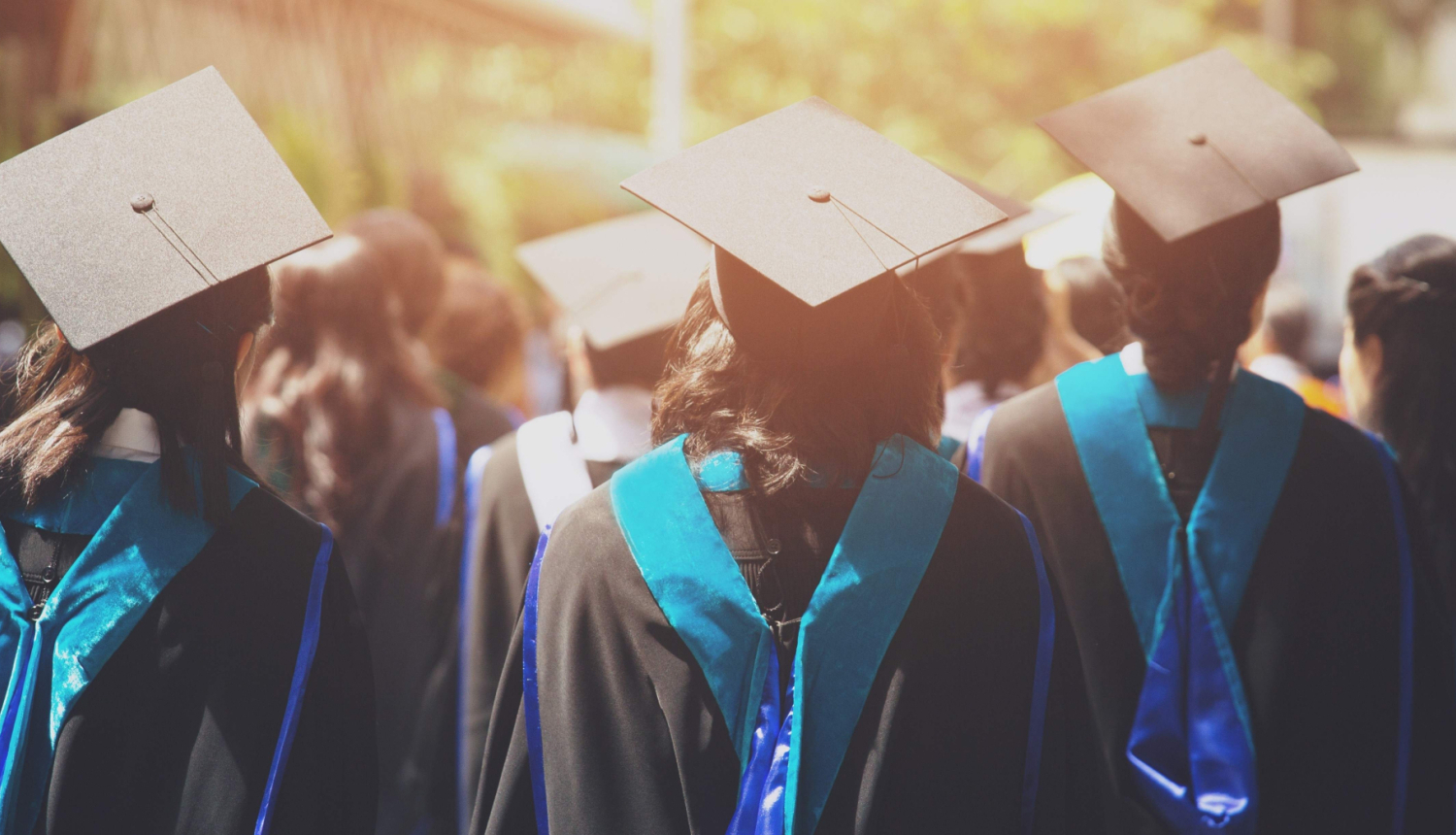 Studenti saģērbušies mantijās
