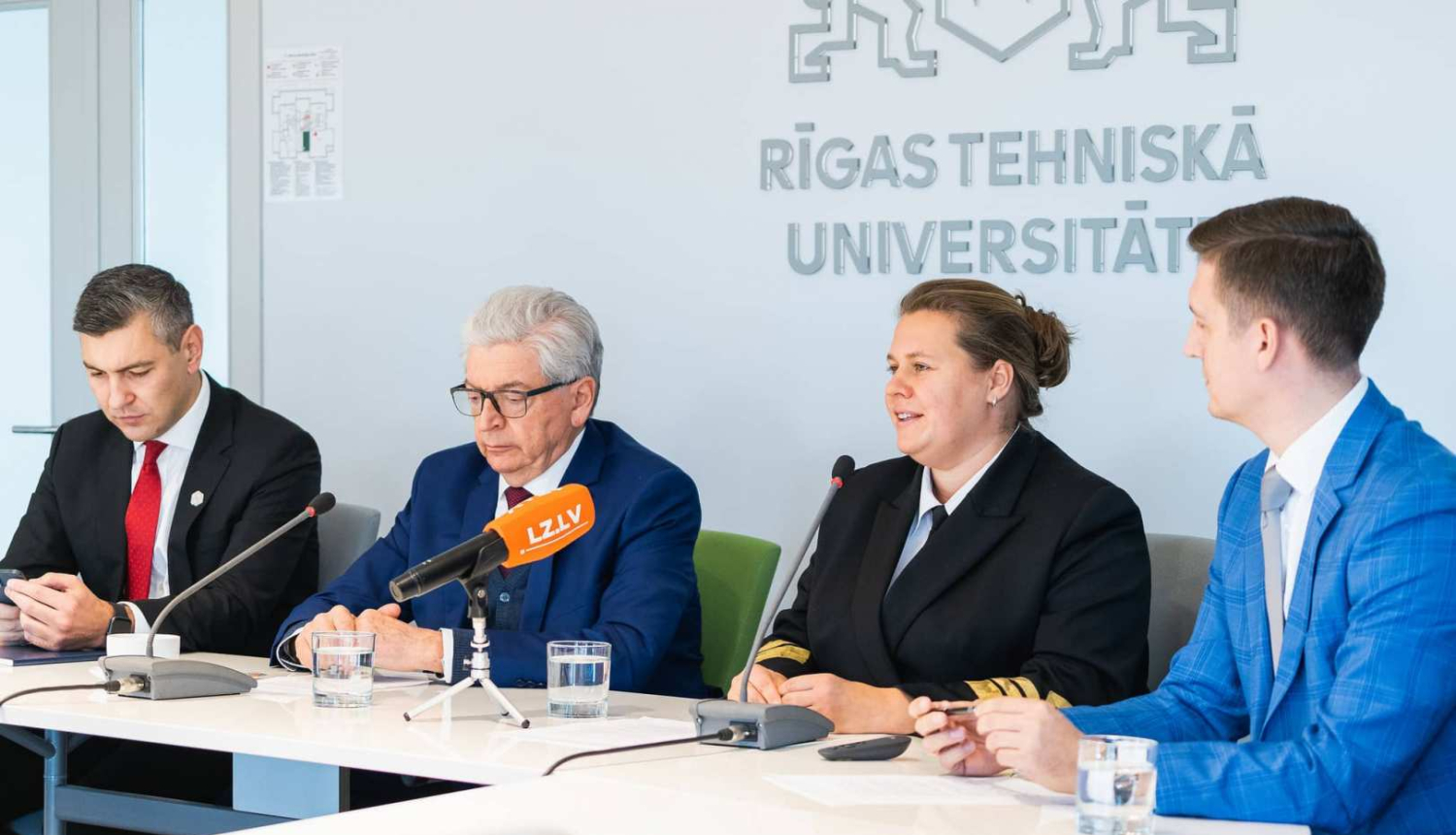 Informatīvajā pasākumā par LJA pievienošanu RTU stāstīja (no kreisās) IZM Augstākās izglītības, zinātnes un inovāciju departamenta direktors Dmitrijs Stepanovs, RTU rektors Leonīds Ribickis, LJA rektore Kristīne Carjova un RTU attīstības prorektors Artūrs Zeps. Foto: Vitālijs Vinogradovs, RTU