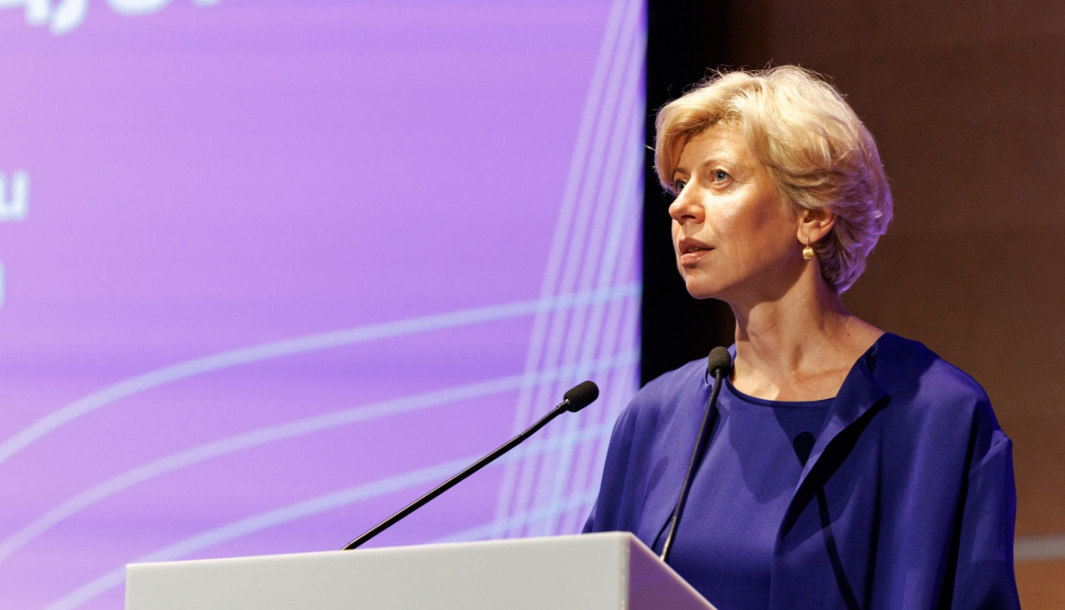 Izglītības un zinātnes ministre Anda Čakša uzstājas konferencē