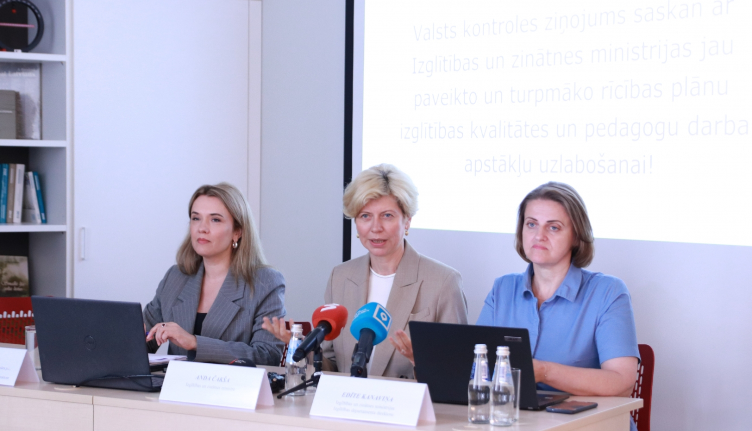 Ilze Saleniece, Anda Čakša un Edīta Kanaviņa sēž pie gada un runā. Uz galda mediju mikrofoni. 
