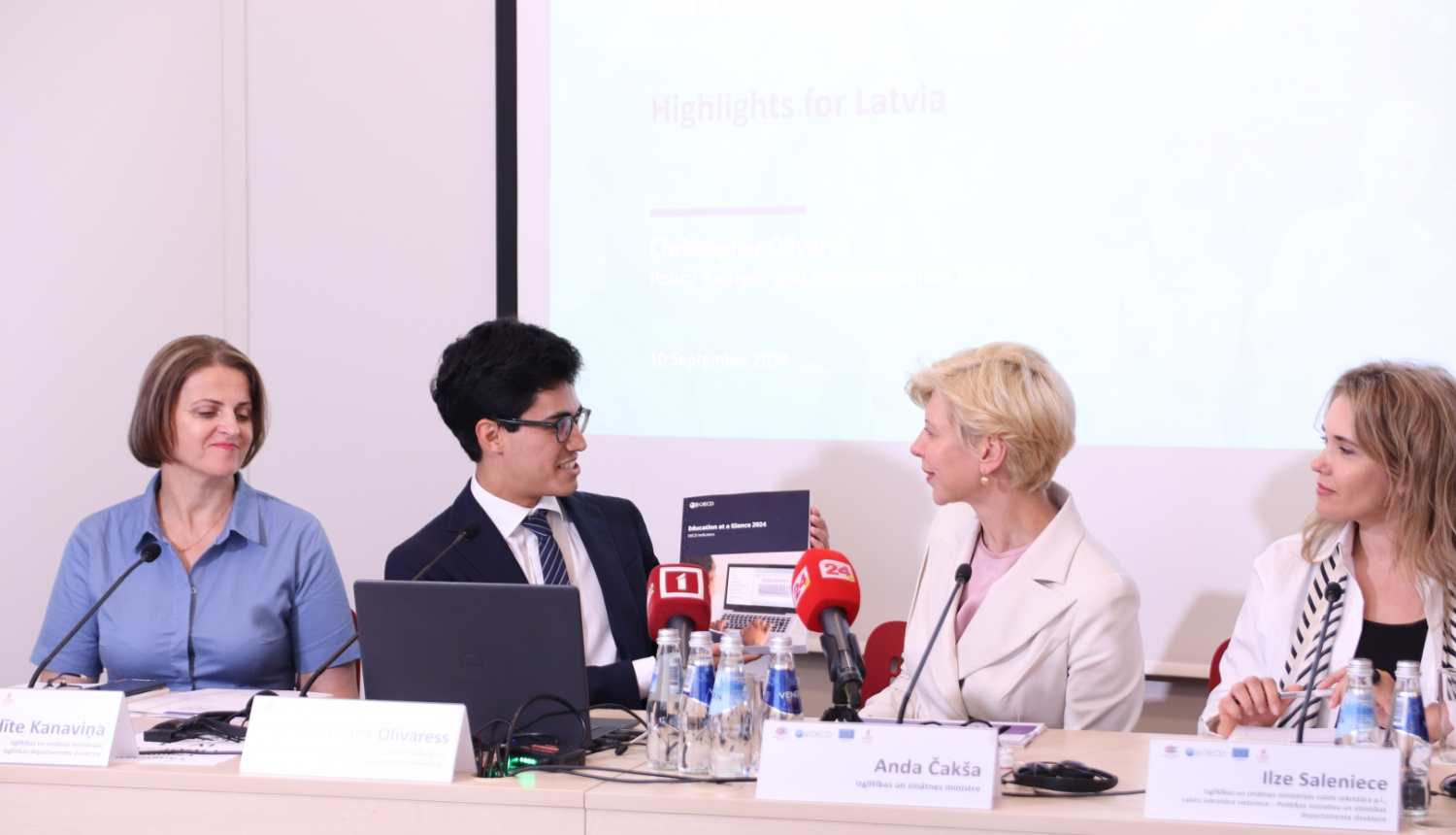 Izglītības un zinātnes ministre Anda Čakša saņem grāmatu "Education at a Glance" no OECD Izglītības un prasmju departamenta Politikas analīzes un īstenošanas nodaļas analītiķa Kristofera Olivaresa  