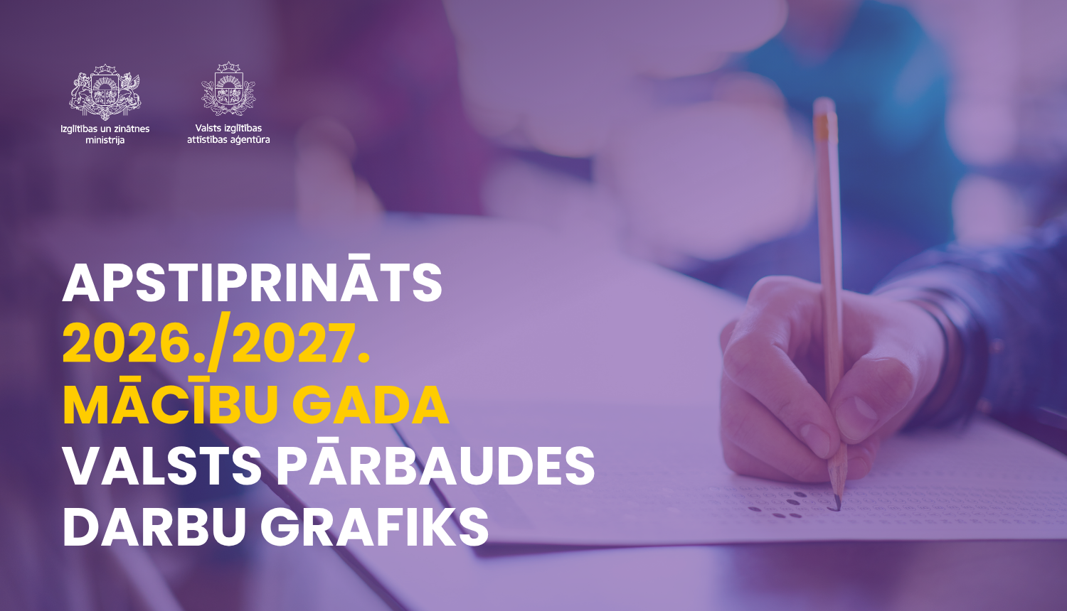Fonā roka, kas tur zīmuli un pilda darba lapu. Tekstā: "Apstiprināts 2026./2027. mācību gada valsts pārbaudes darbu grafiks" 