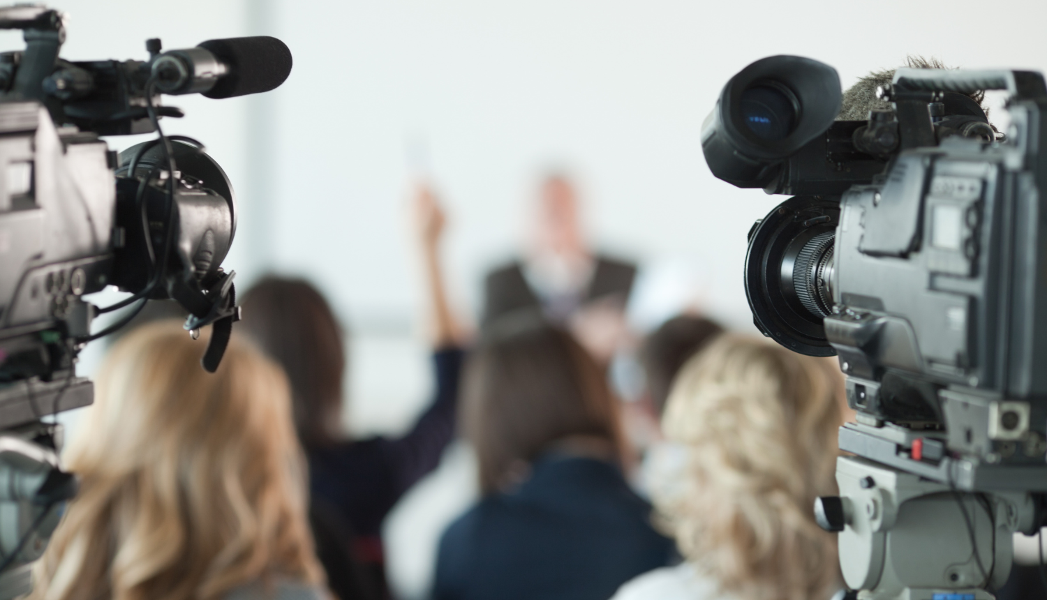 Preses konference, kameras filmē runātājus.