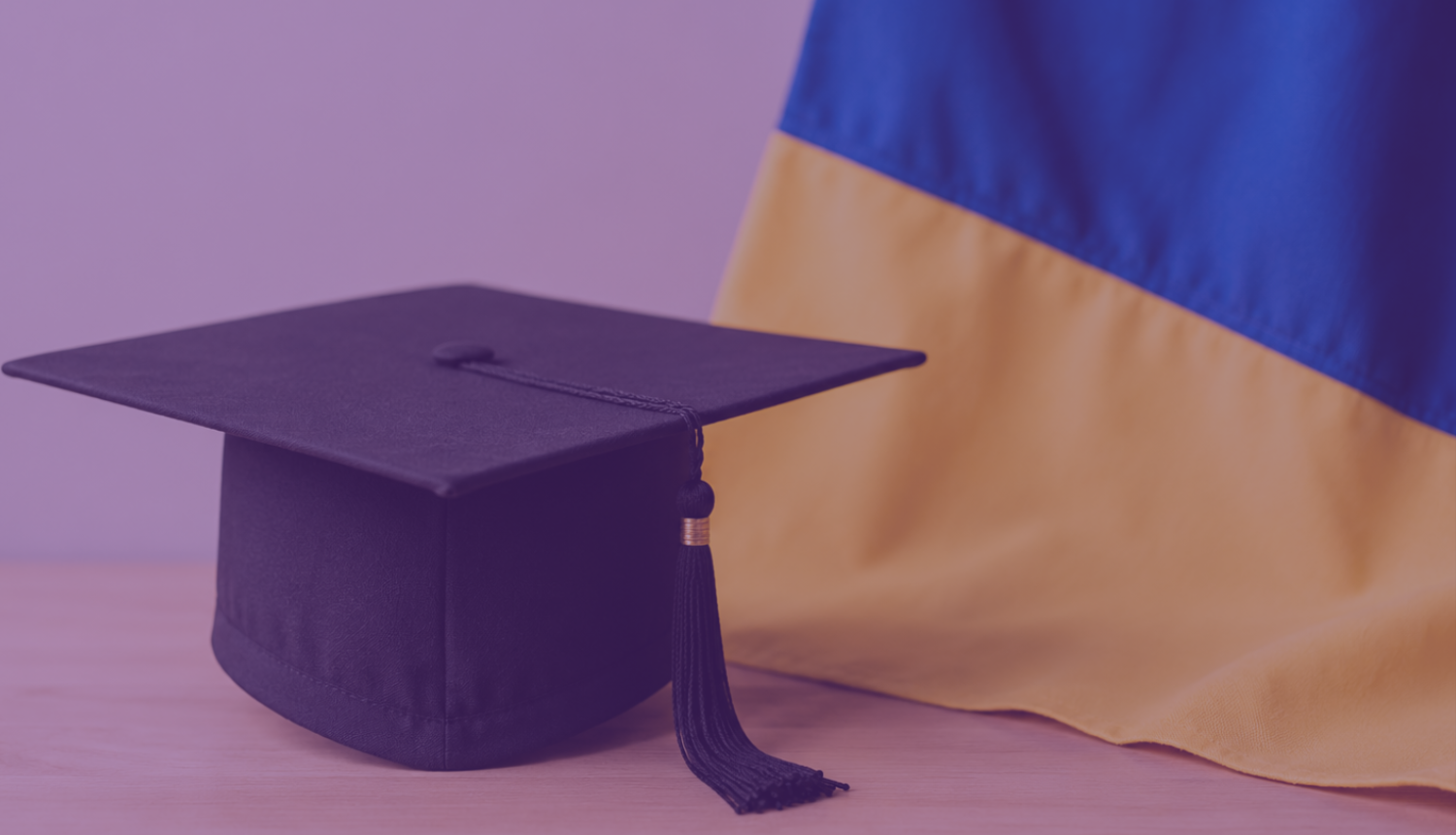Ukrainas karogs un absolventa cepurīte