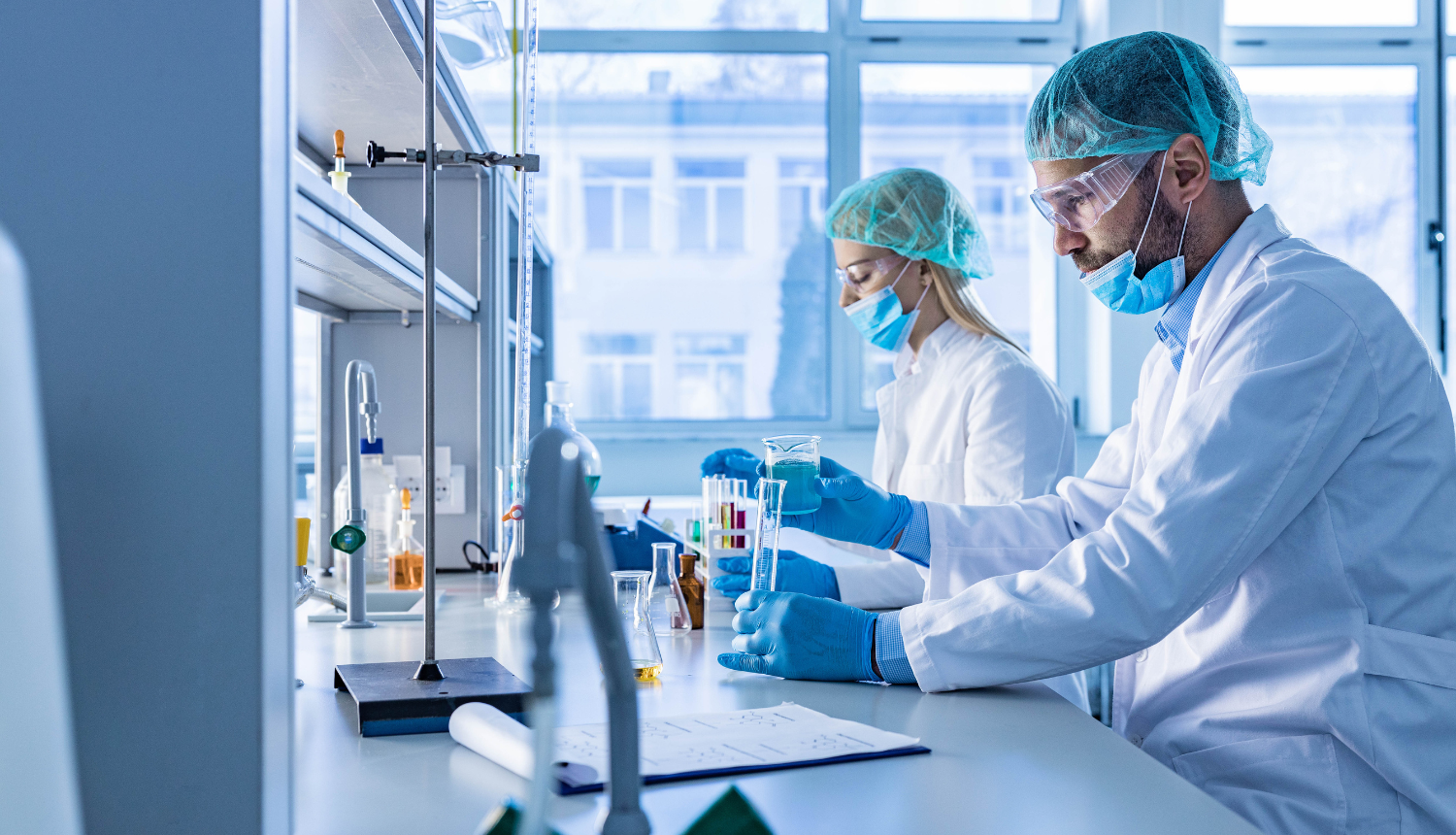 Cilvēki laboratorijā pēta vielas, veic pētījumus