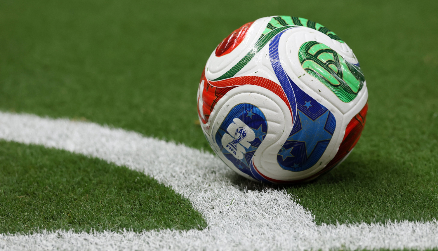 FIFA futbola bumba uz laukuma