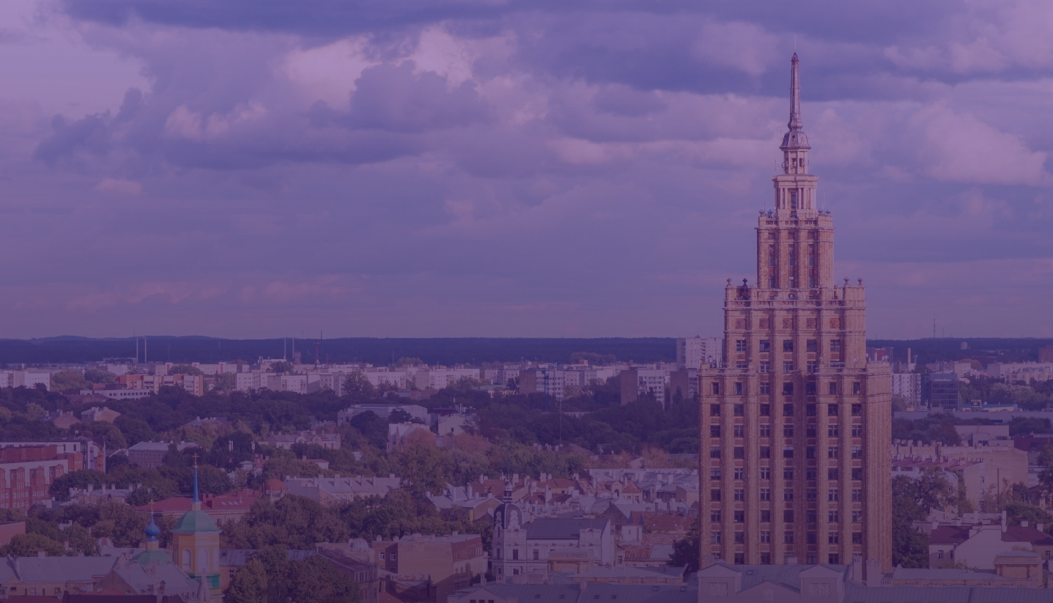 Skats uz Rīgas ēkām. Redzama Latvijas Zinātņu akadēmija. 