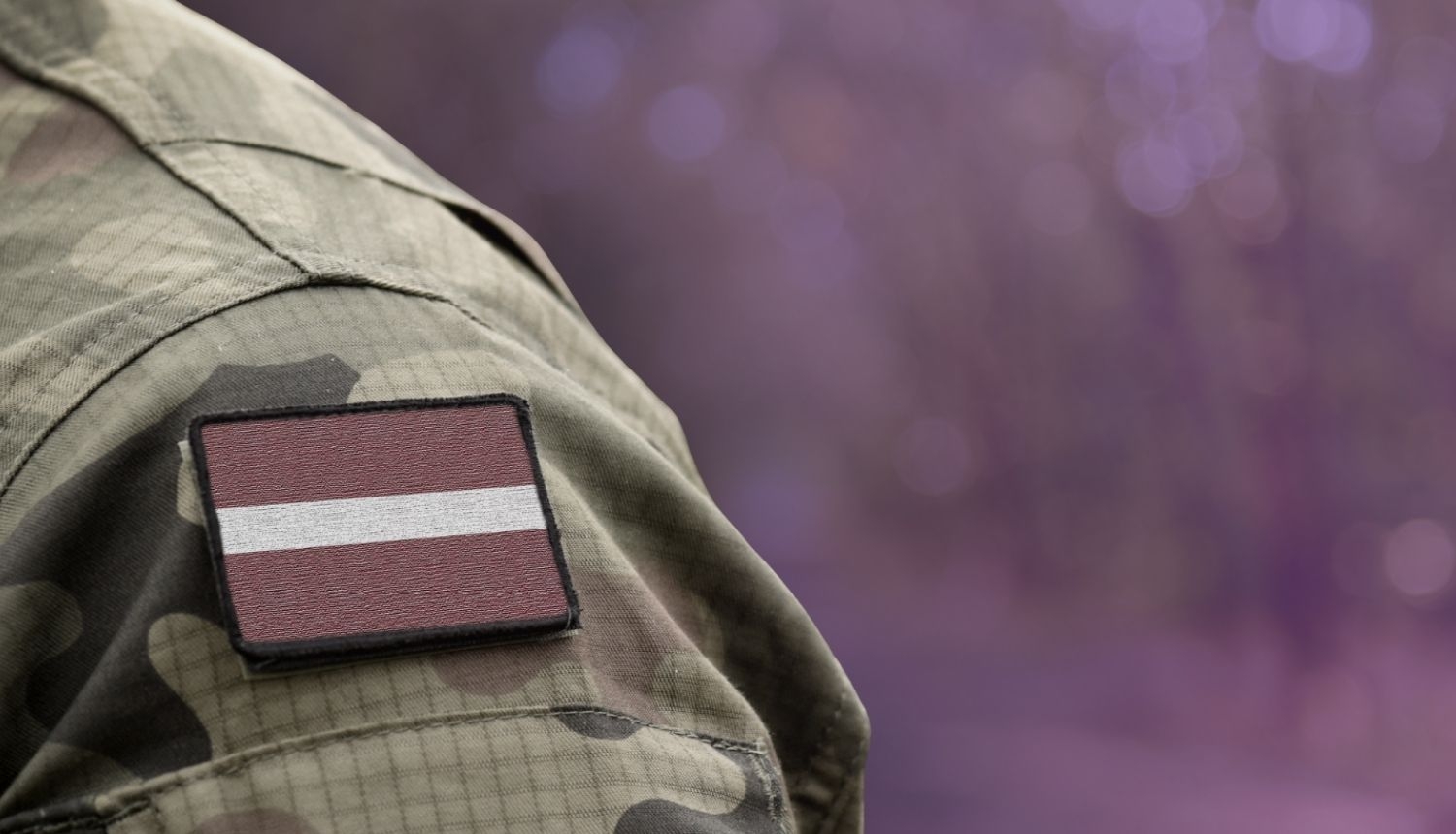 Karavīra uniforma ar piespraustu Latvijas karogu uz pleca