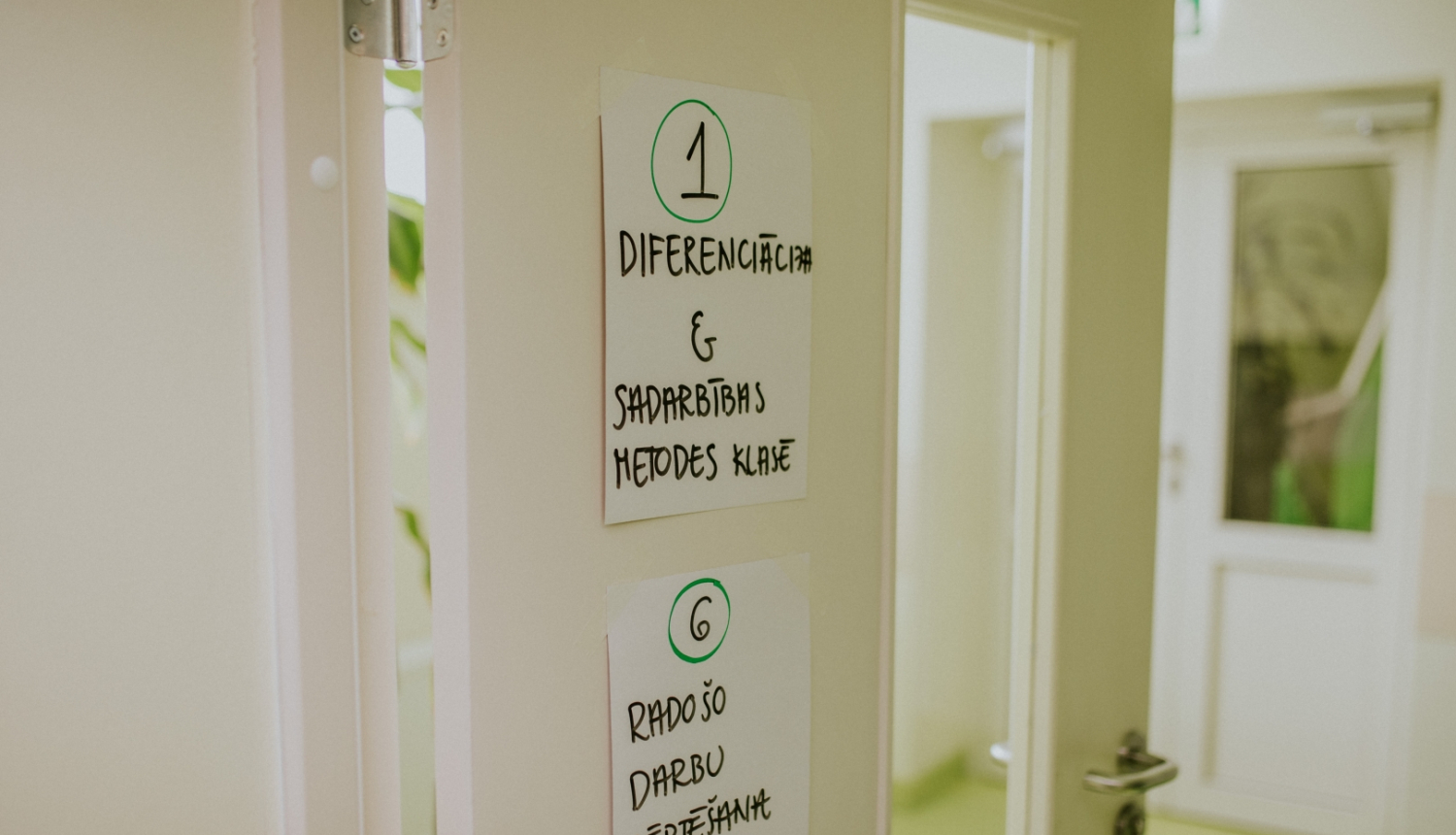 durvis ar uzrakstu