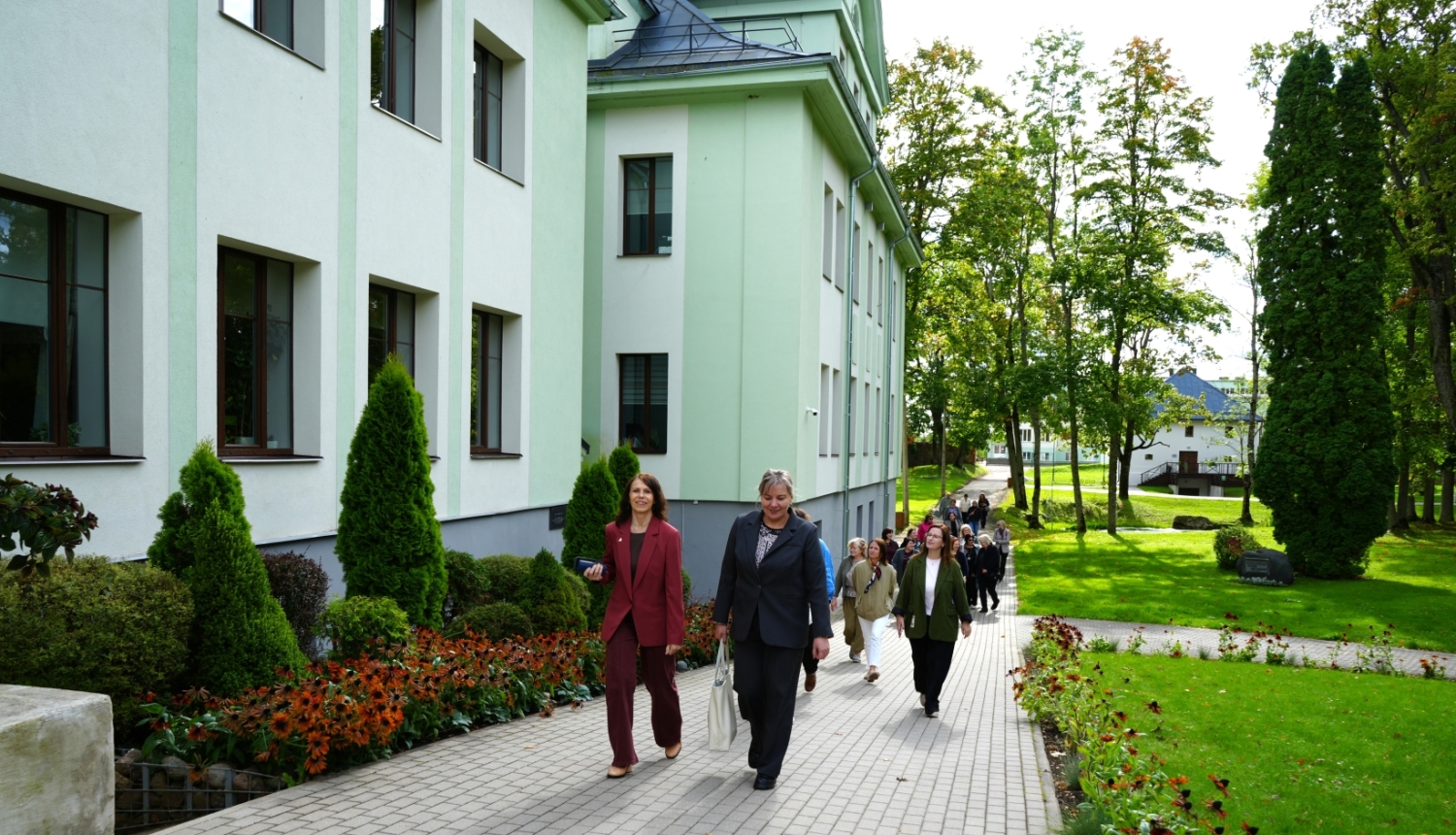 Semināra dalībnieki dodas uz diskusiju Malnavas koledžā