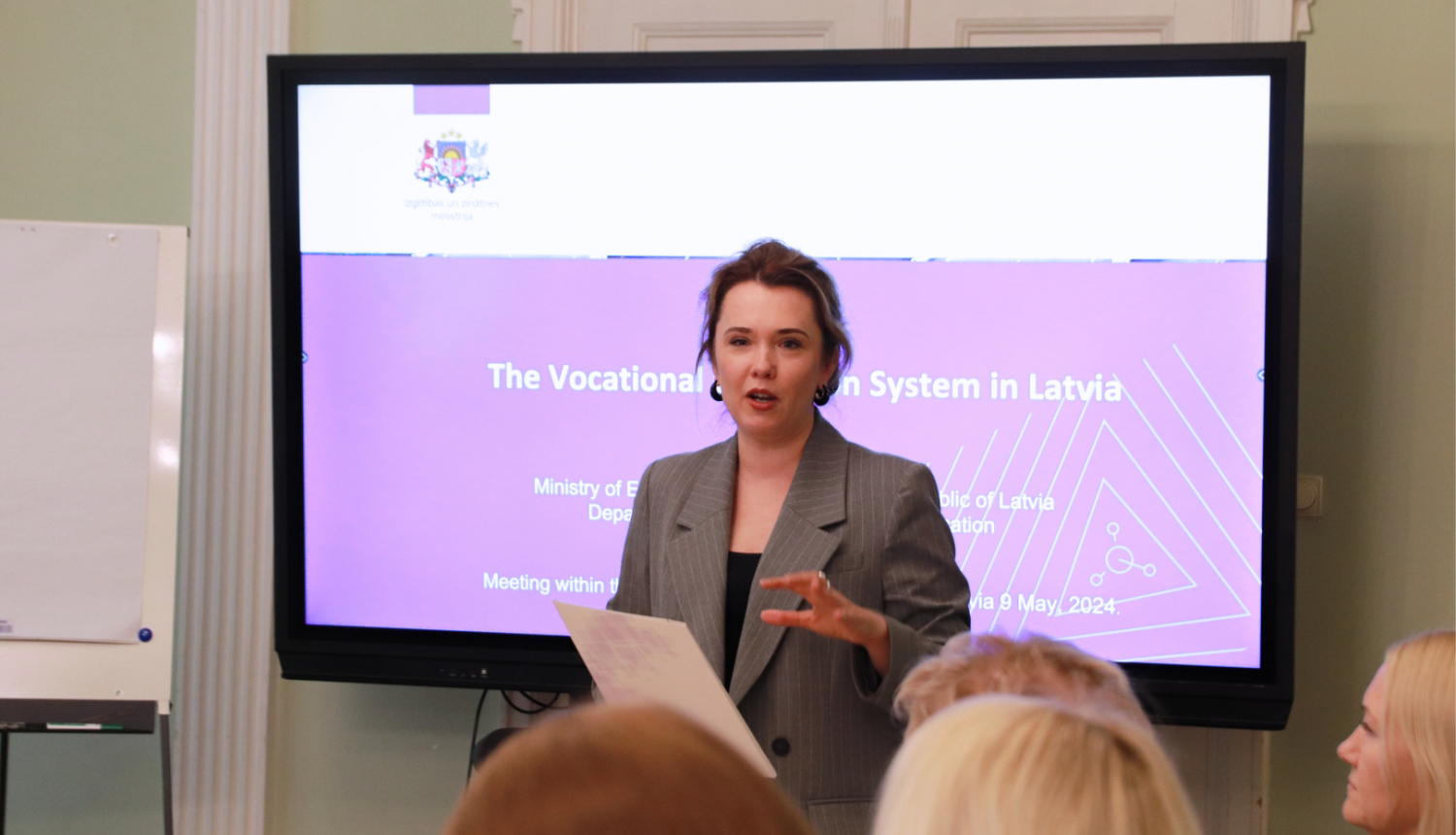 Valsts sekretāra vietniece - Politikas iniciatīvu un attīstības departamenta direktore, valsts sekretāra pienākumu izpildītāja Ilze Saleniece uzrunā tikšanās dalībniekus