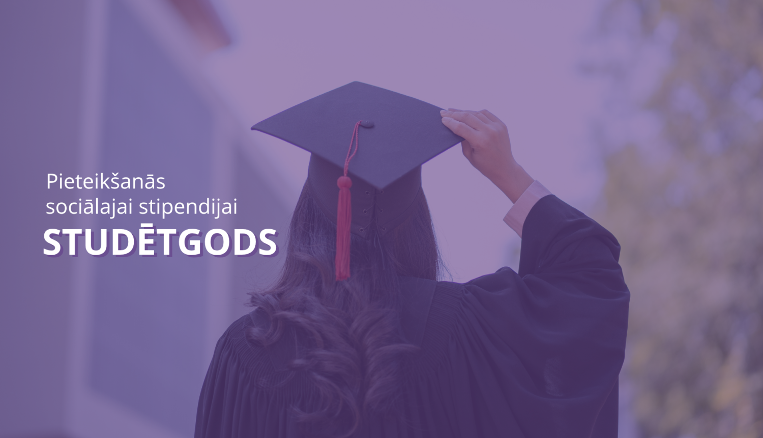 Sieviete absolventa ar uzvilktu absolventa cepuri. Tekstā "Pieteikšanās sociālajai stipendijai StudētGods"