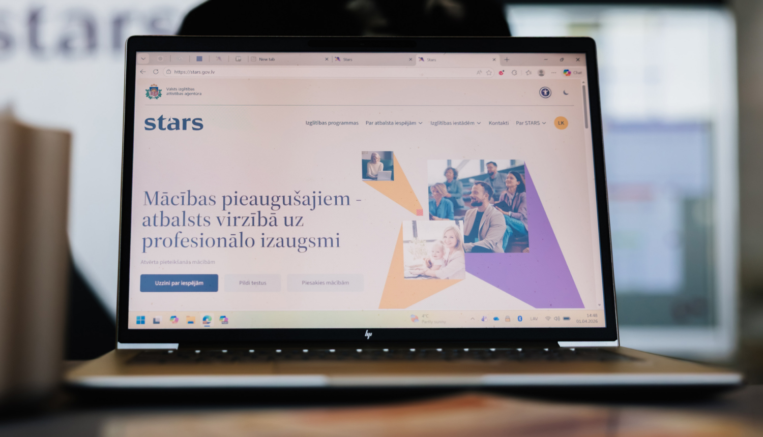 Uz galda stāv portatīvais dators, datorā atvēra tīmekļvietne stars.gov.lv