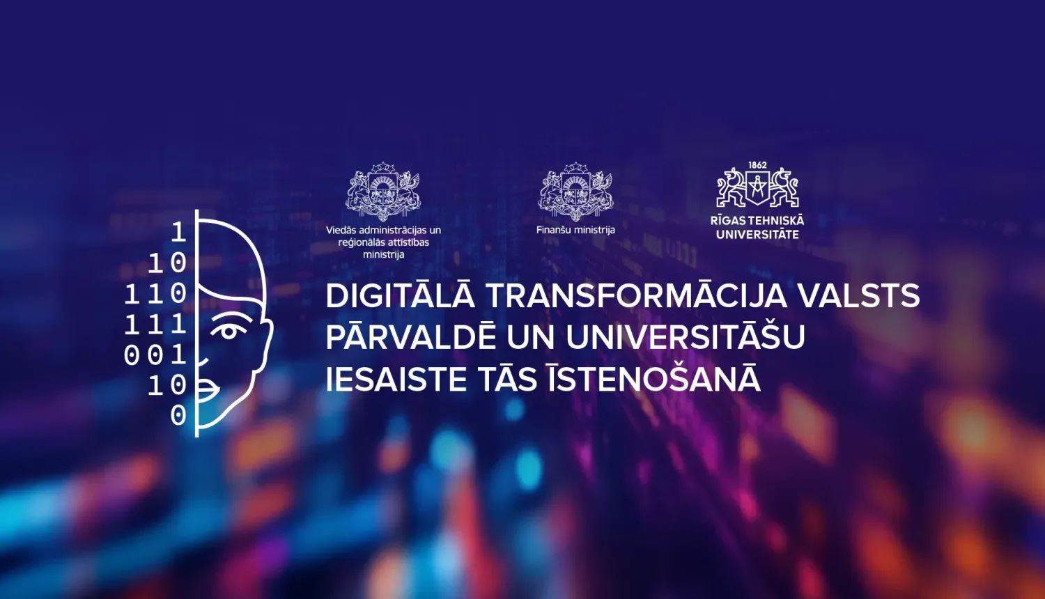 Augsta līmeņa konferences “Digitālā transformācija valsts pārvaldē un universitāšu iesaiste tās īstenošanā” zilganās krāsās ar priekšplānā balta kontūrlīnija, kas veido pusi sejas siluetu, otra puses ir ciparu virkne no 1 un 0 