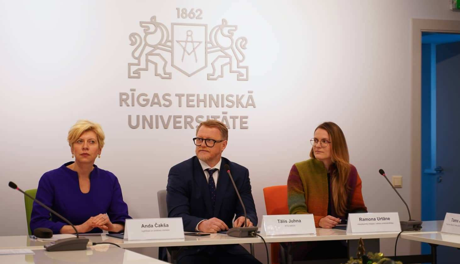 Anda Čakša, Tālis Juhna un Ramona Urtāne sēž pie galda memoranda parakstīšanā