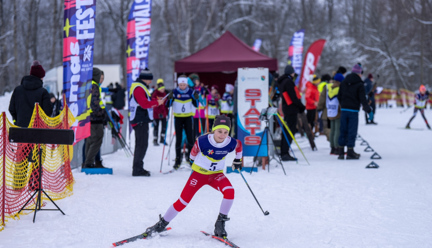 Ziemas festivālā meitene slēpo