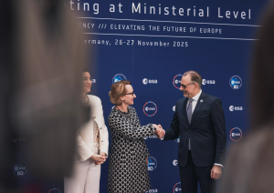 IZM ministre Dace Melbārde Eiropas Kosmosa aģentūras Ministru padomes sanāksmē Brēmenē paspiež roku
